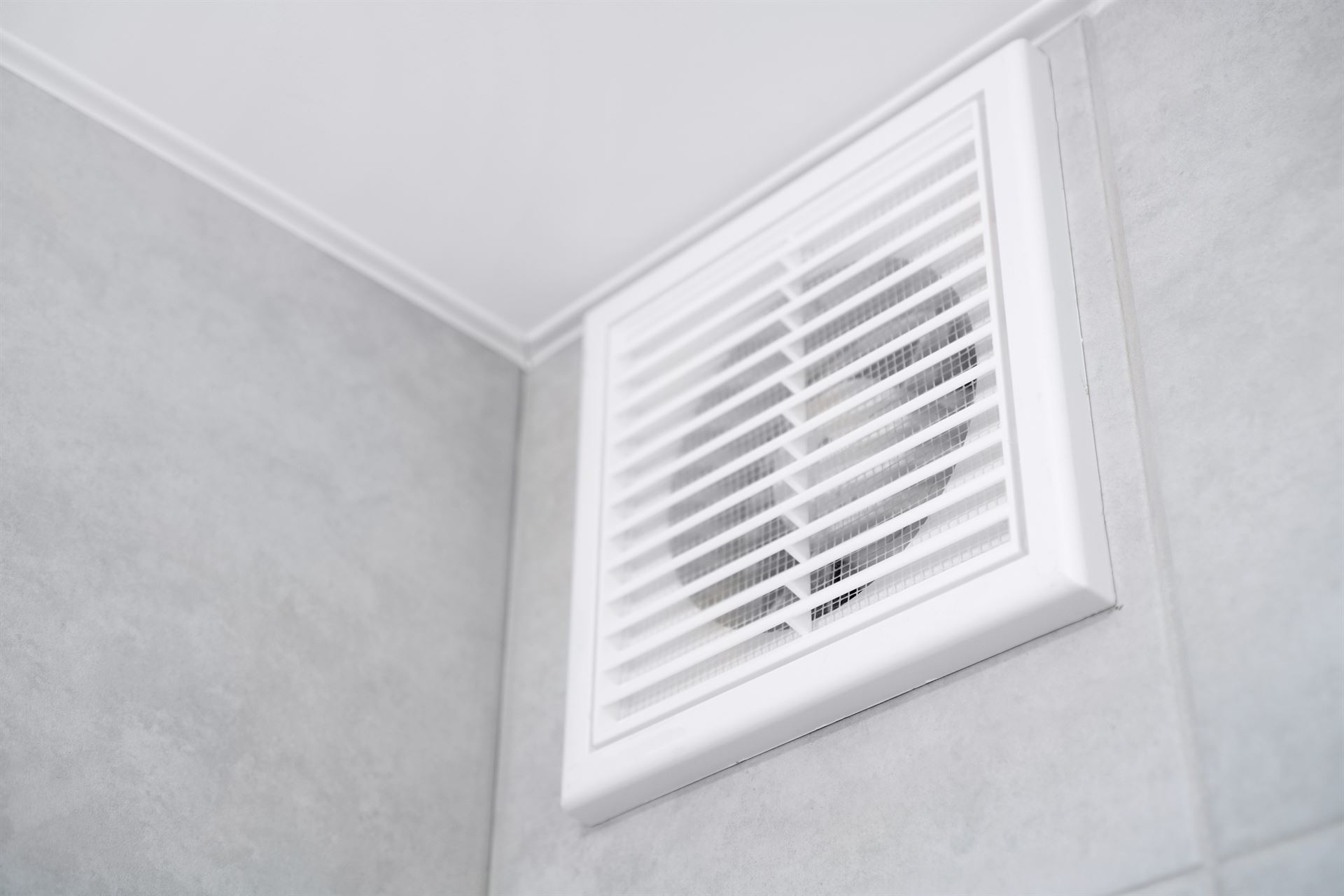 La différence entre ventilation simple et ventilation double flux